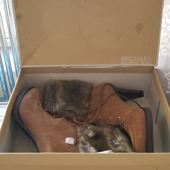 NWT Michael Kors Suede Boots with Faux Fur Trim - Picture 2 of 11